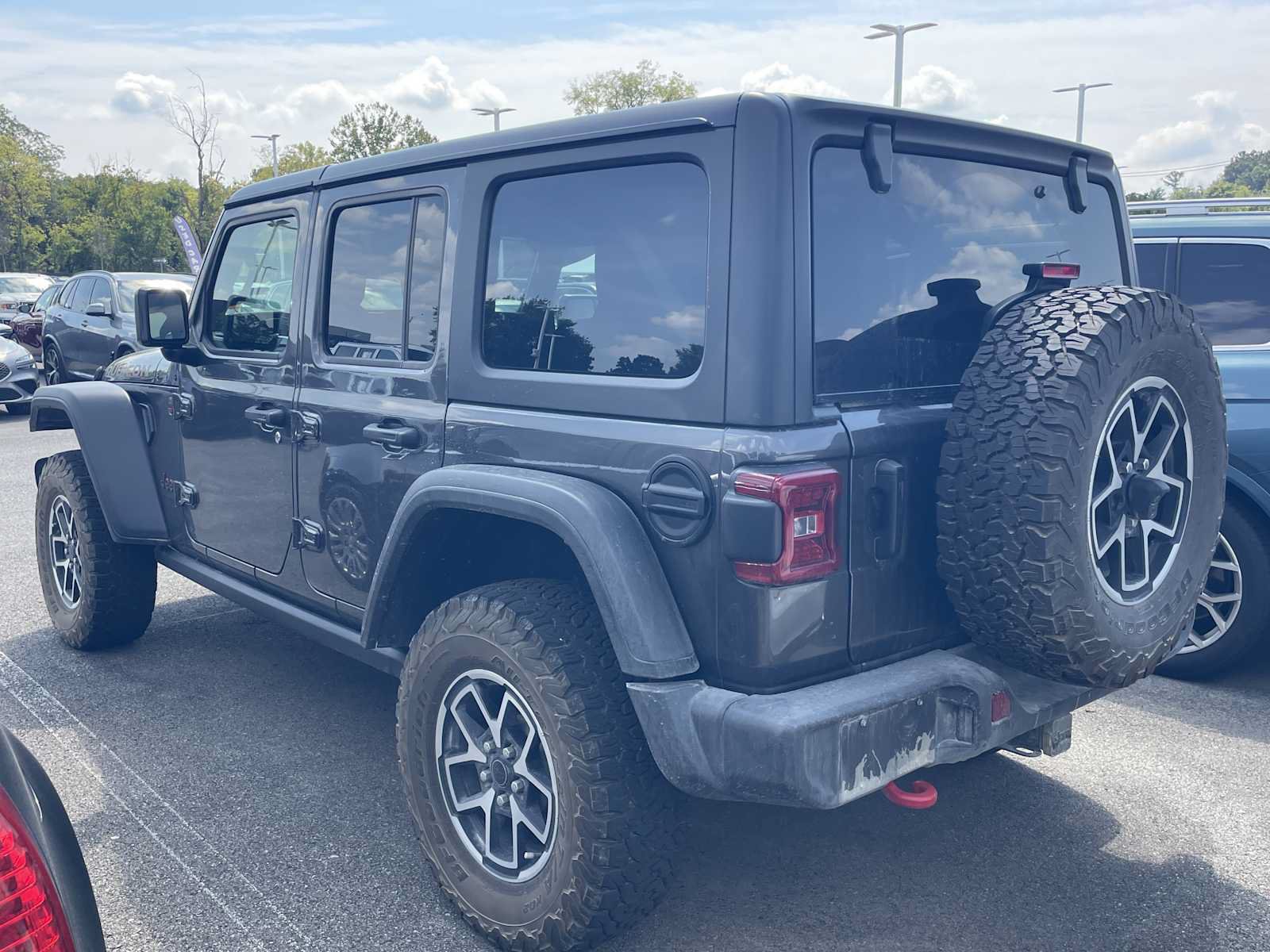 Used 2024 Jeep Wrangler Unlimited Rubicon w/ Convenience Group AWD/4WD image 4