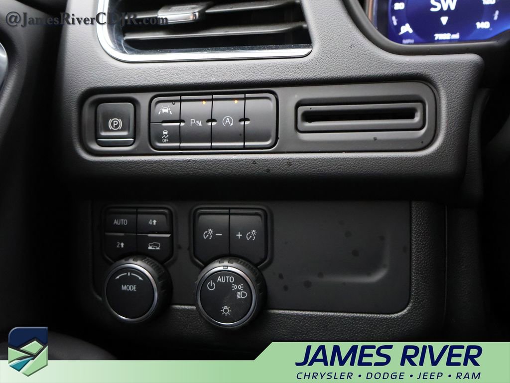 Used 2024 Chevrolet Suburban LT image 32