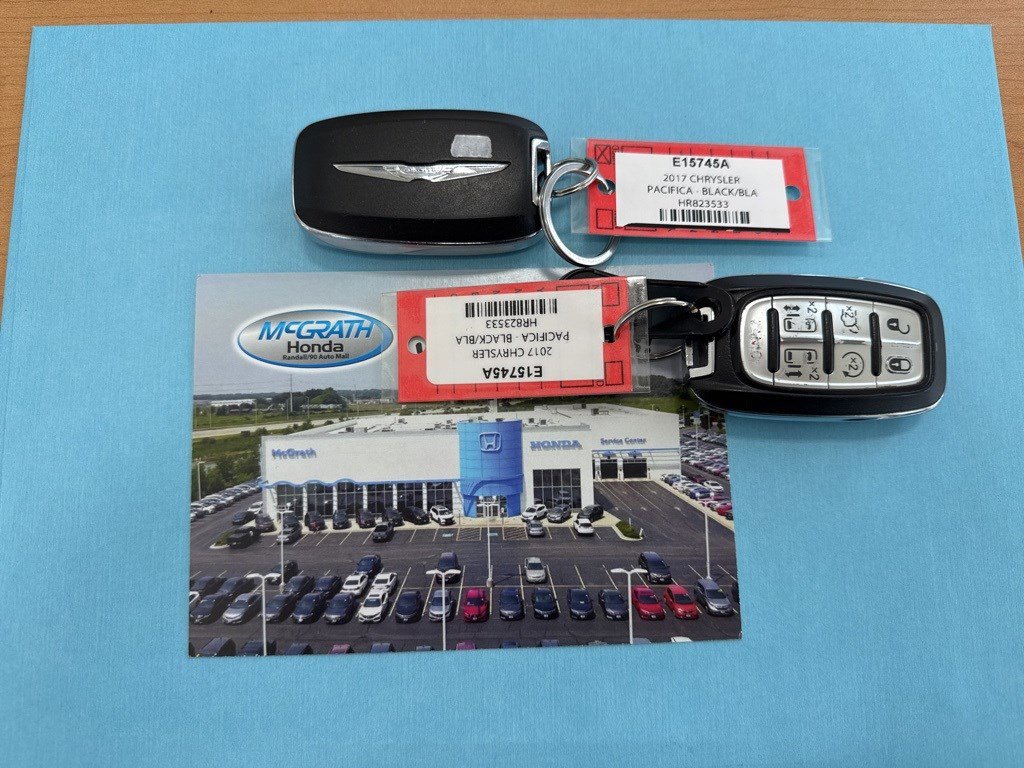 Used 2017 Chrysler Pacifica Touring-L image 2