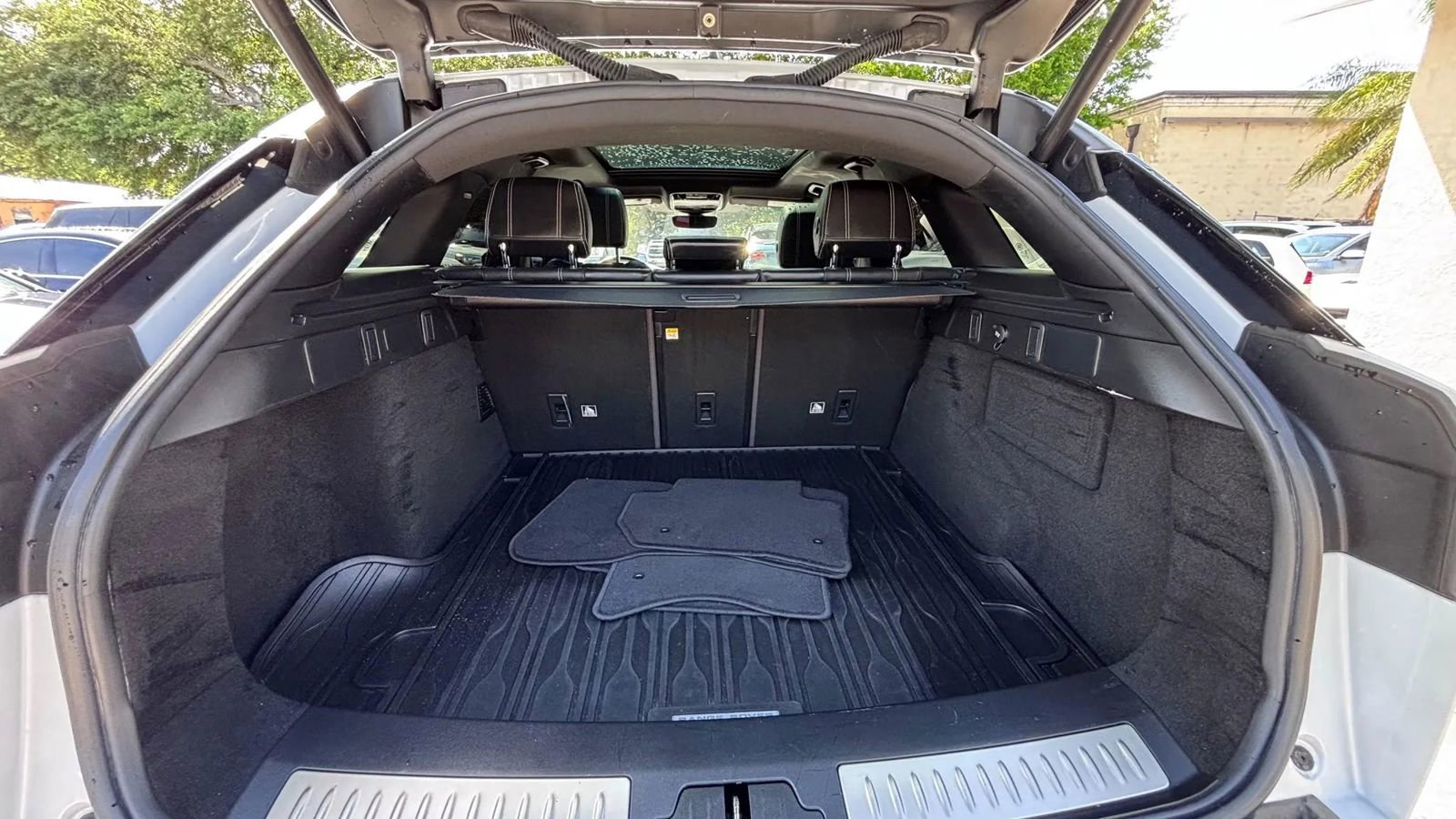 Used 2020 Land Rover Range Rover Velar S image 19