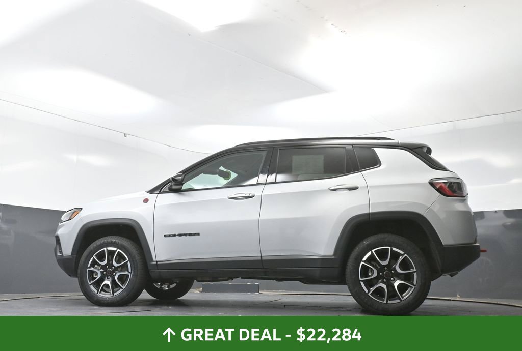 Used 2025 Jeep Compass Trailhawk AWD/4WD image 57