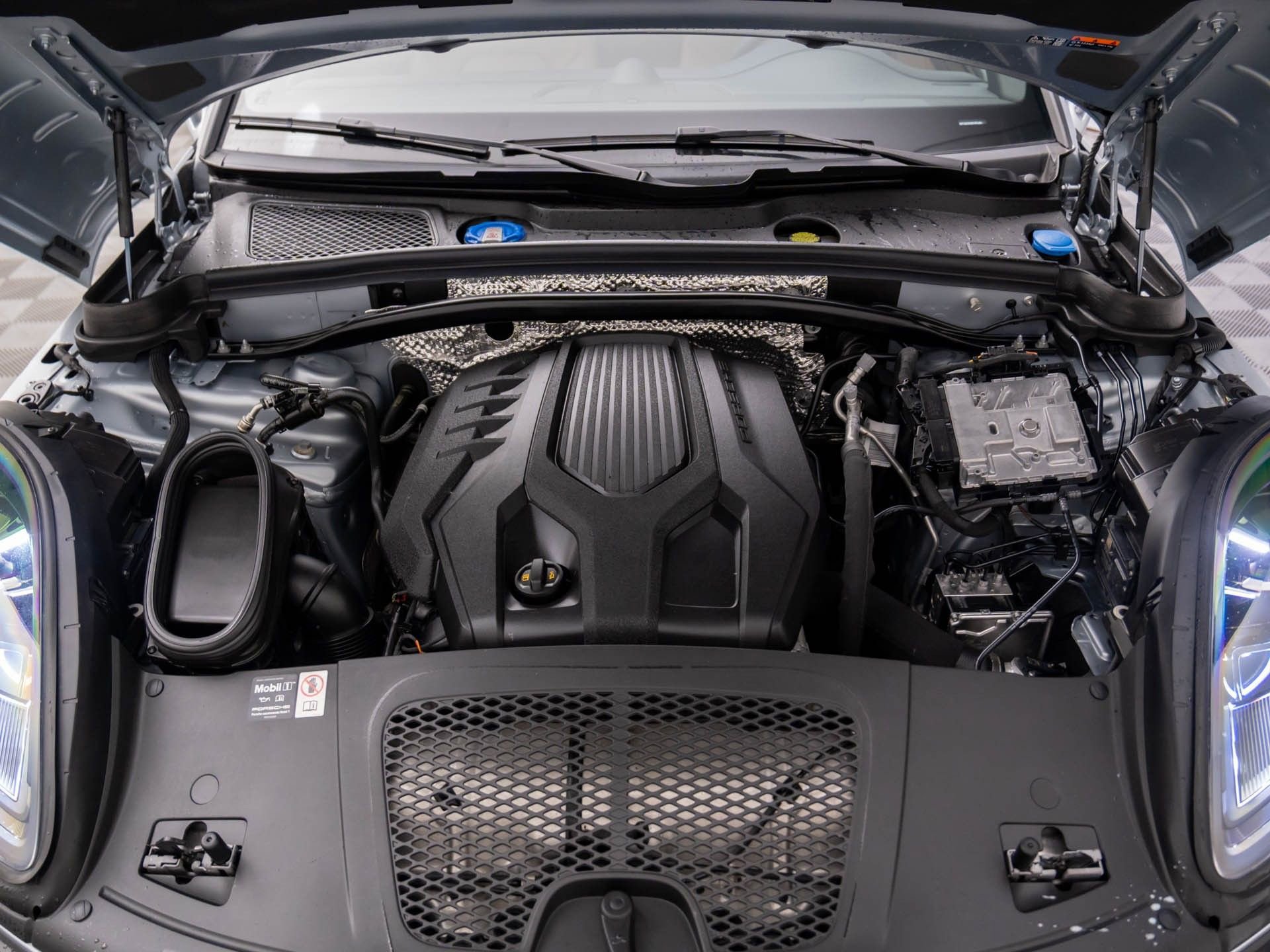 Certified 2025 Porsche Macan image 26