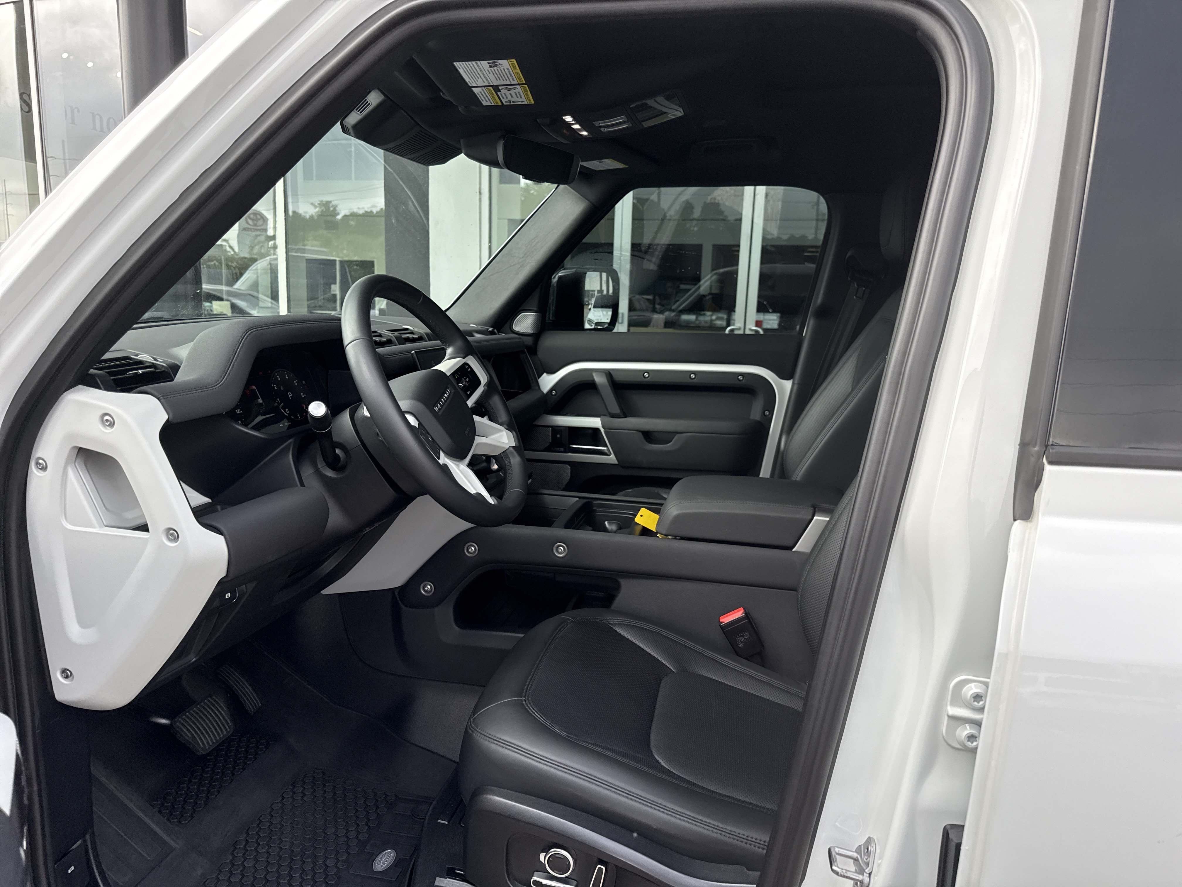 Used 2023 Land Rover Defender 130 SE AWD/4WD image 10