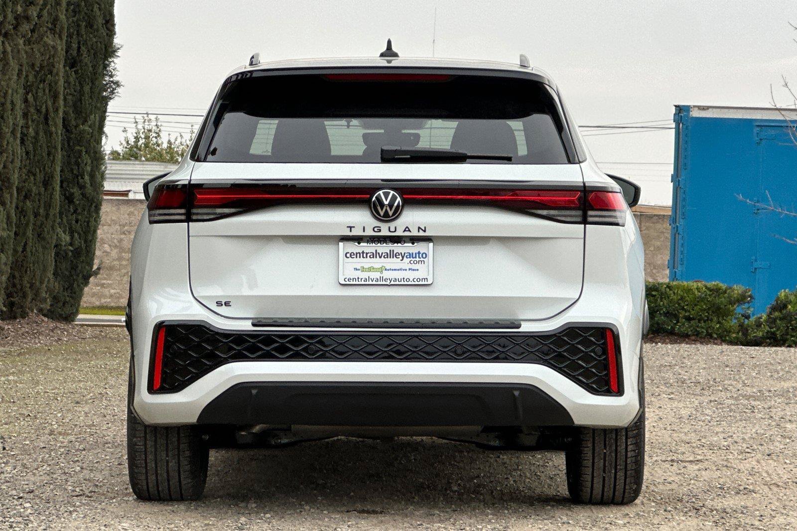 New 2026 Volkswagen Tiguan SE R-Line FWD image 4