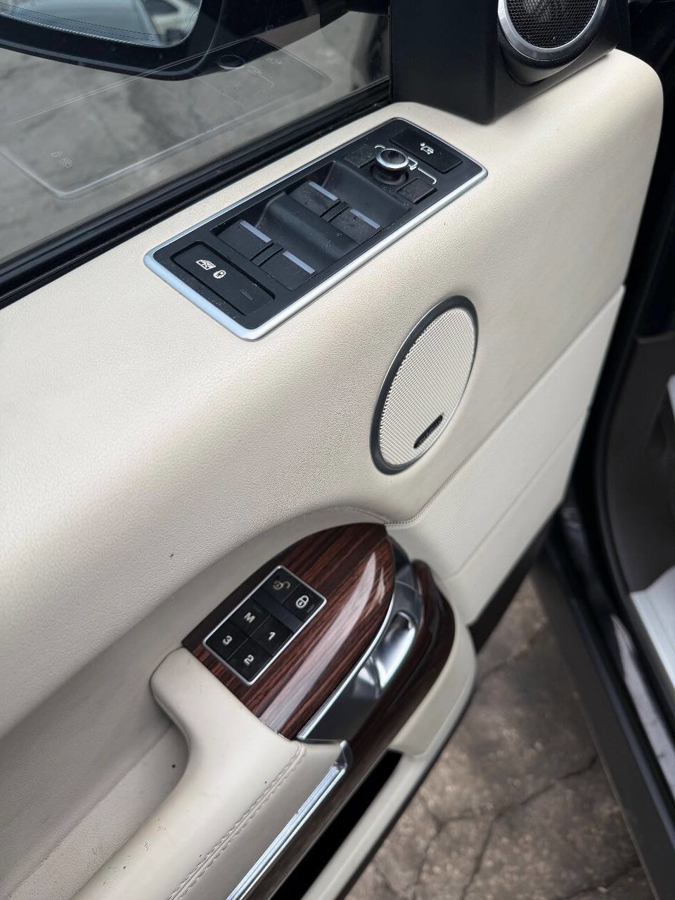 Used 2015 Land Rover Range Rover Supercharged image 17