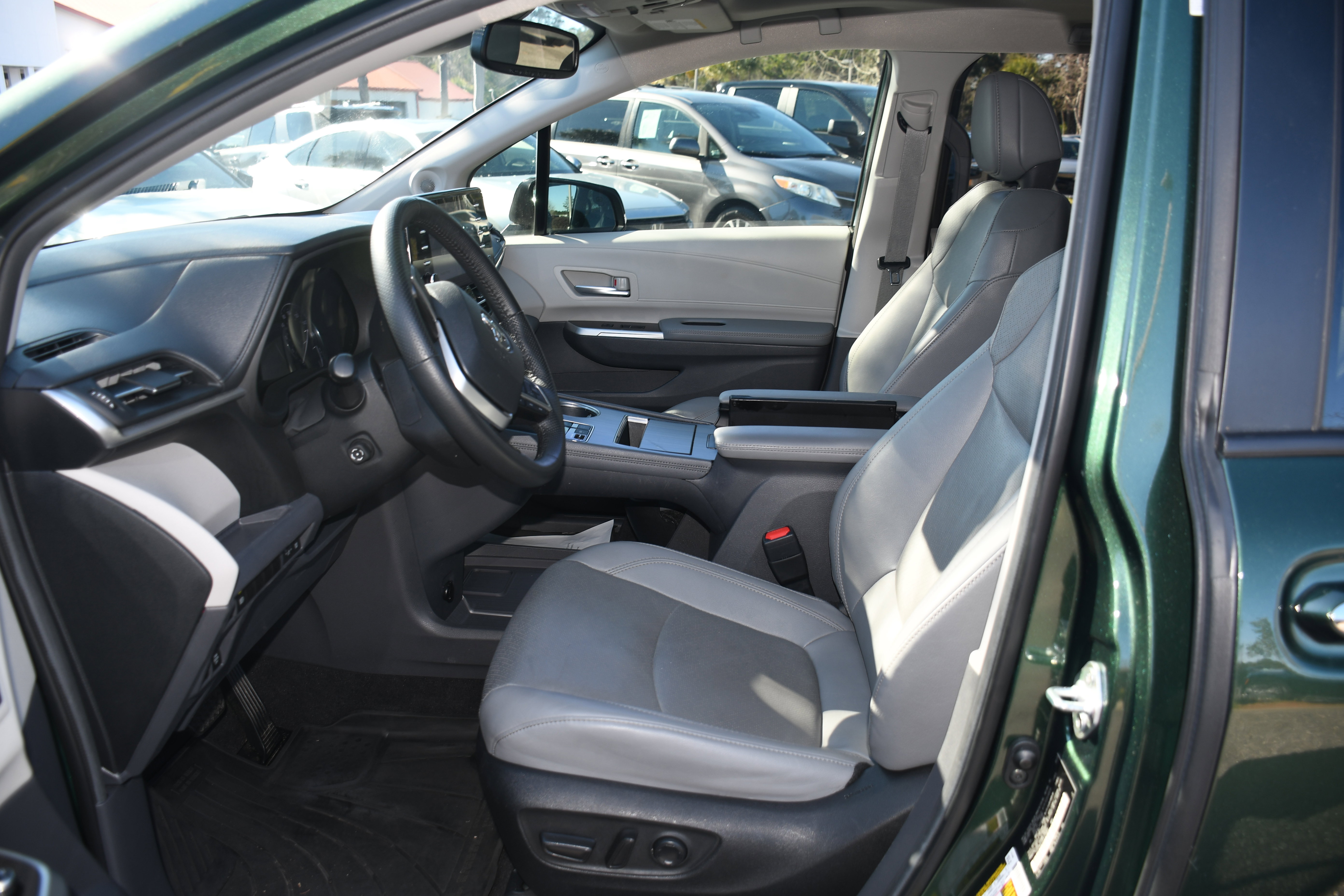 Certified 2023 Toyota Sienna Limited image 8