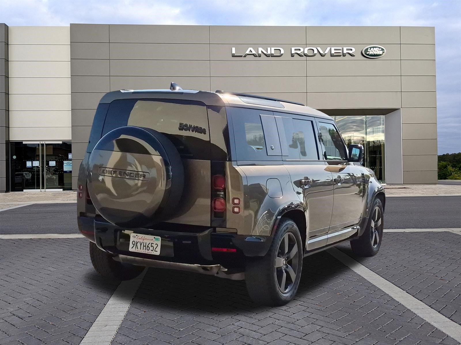 Certified 2024 Land Rover Defender 110 X-Dynamic SE AWD/4WD image 5