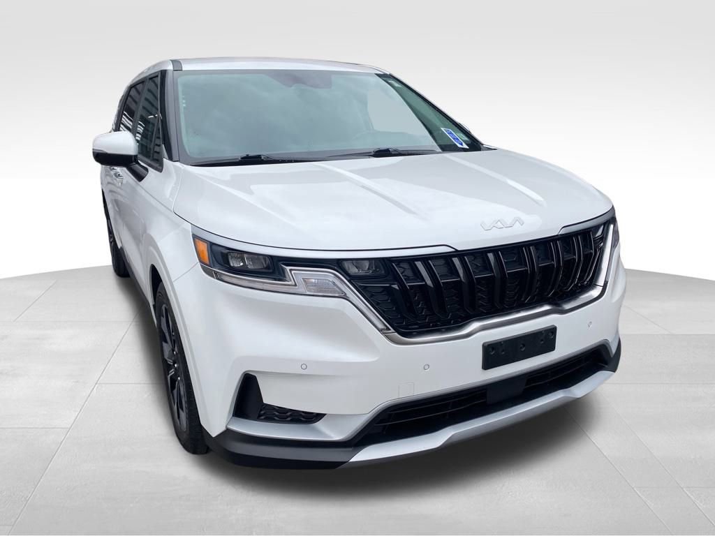 Certified 2023 Kia Carnival EX image 3