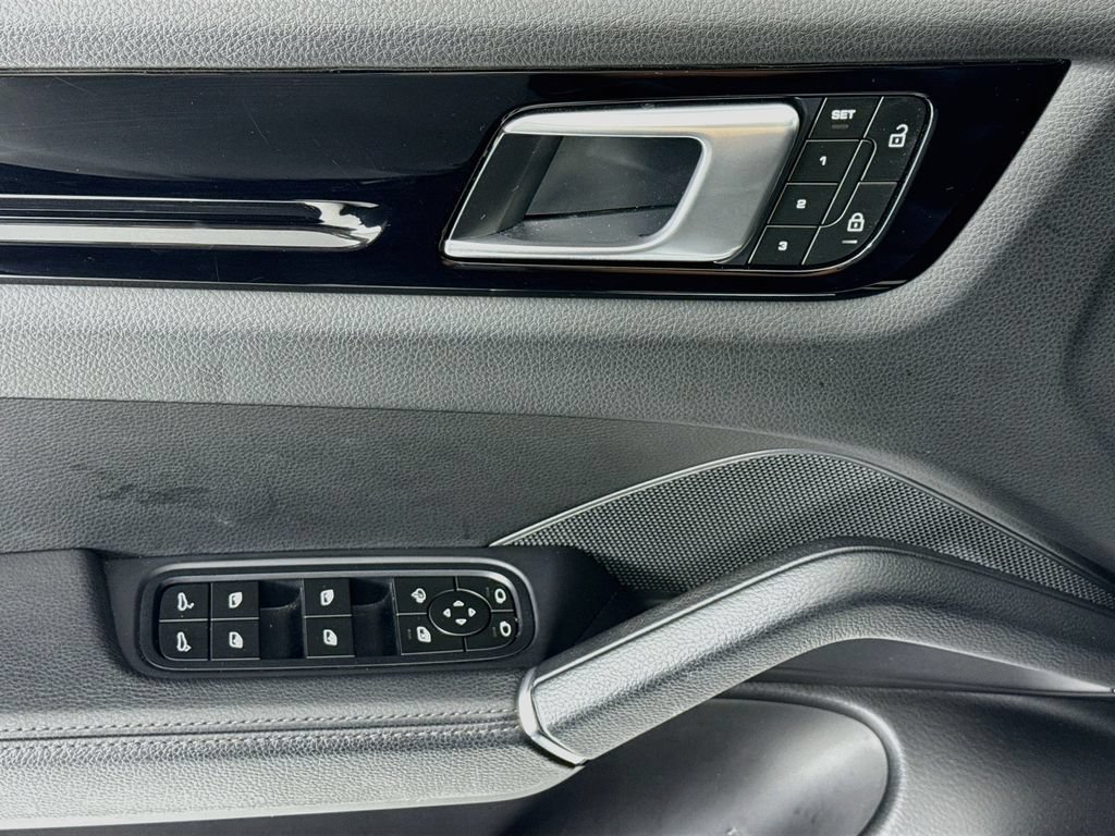 Certified 2023 Porsche Cayenne AWD/4WD image 11
