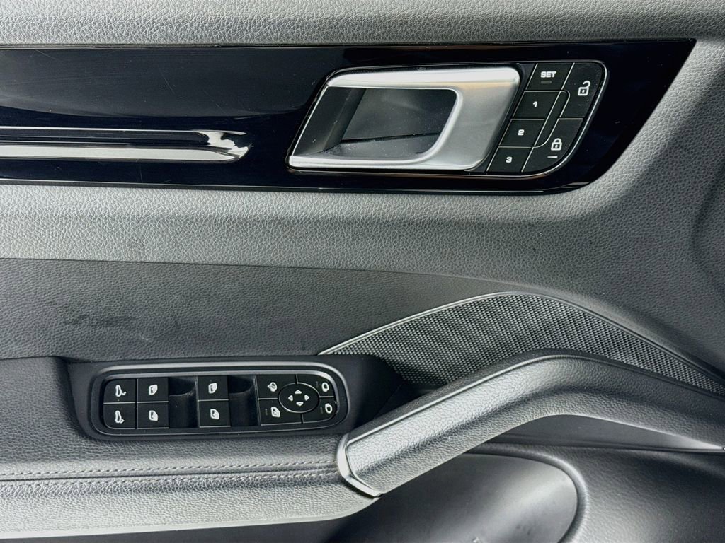 Certified 2023 Porsche Cayenne AWD/4WD image 11