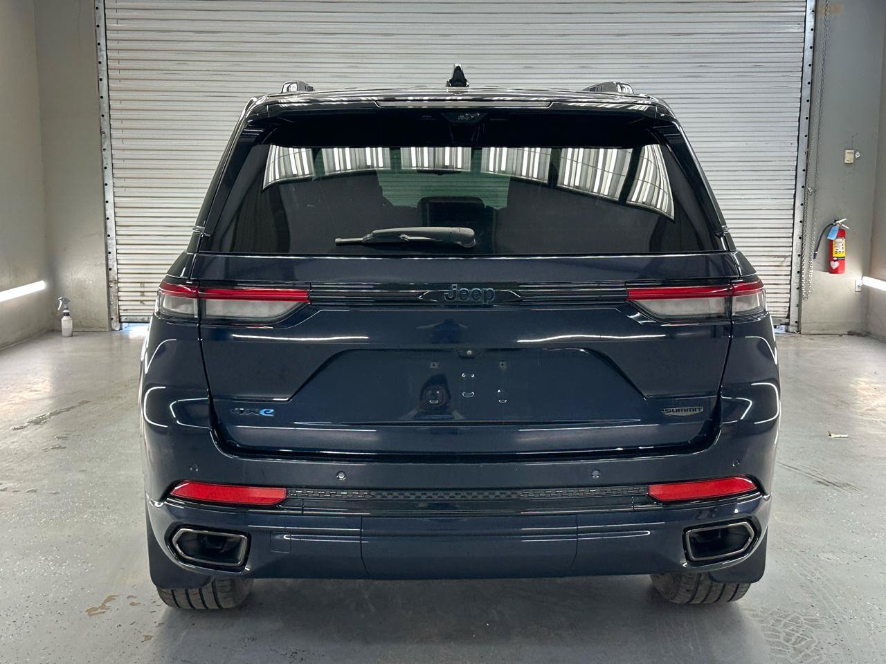 Used 2023 Jeep Grand Cherokee Summit AWD/4WD image 8