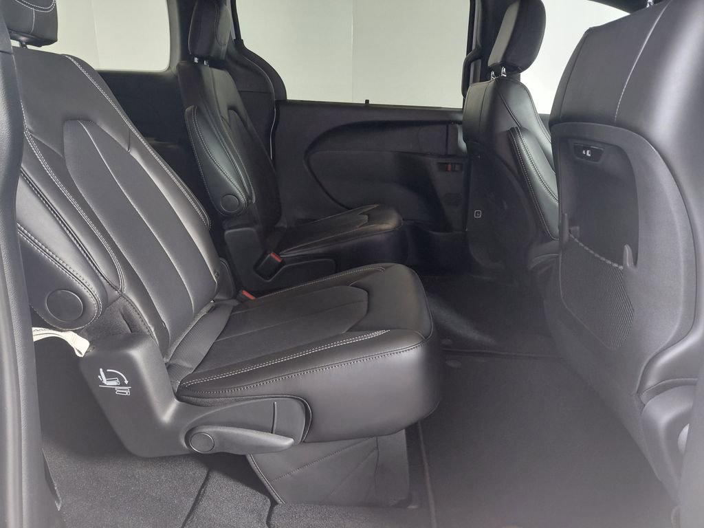 New 2026 Chrysler Pacifica Select AWD/4WD image 16