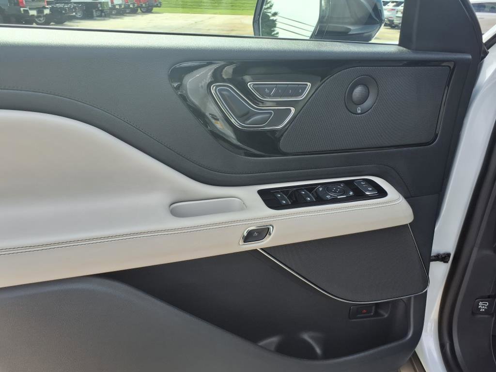 New 2025 Lincoln Aviator 2WD w/ Equipment Group 101A image 6