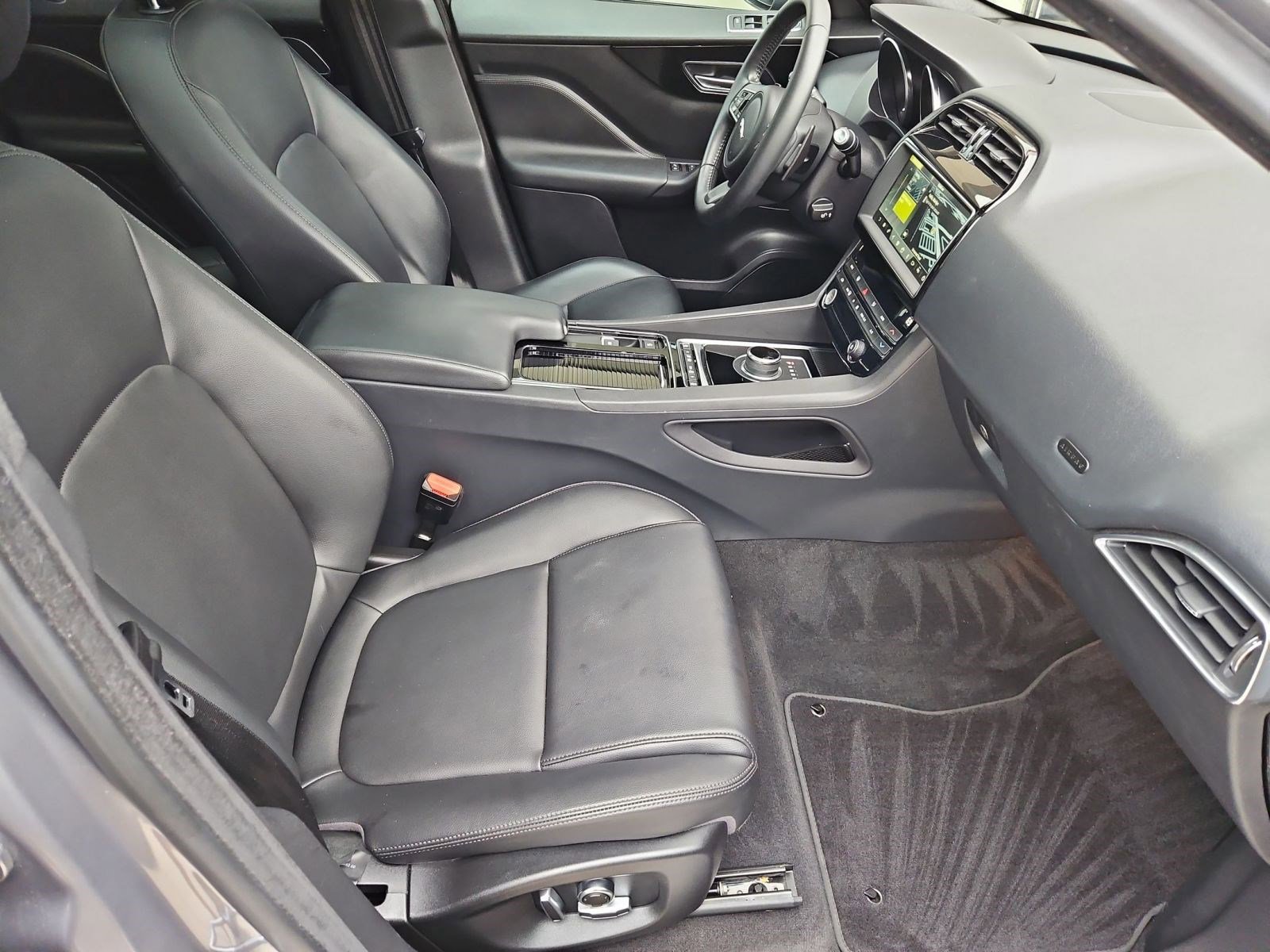 Used 2020 Jaguar F-PACE Premium AWD/4WD image 25