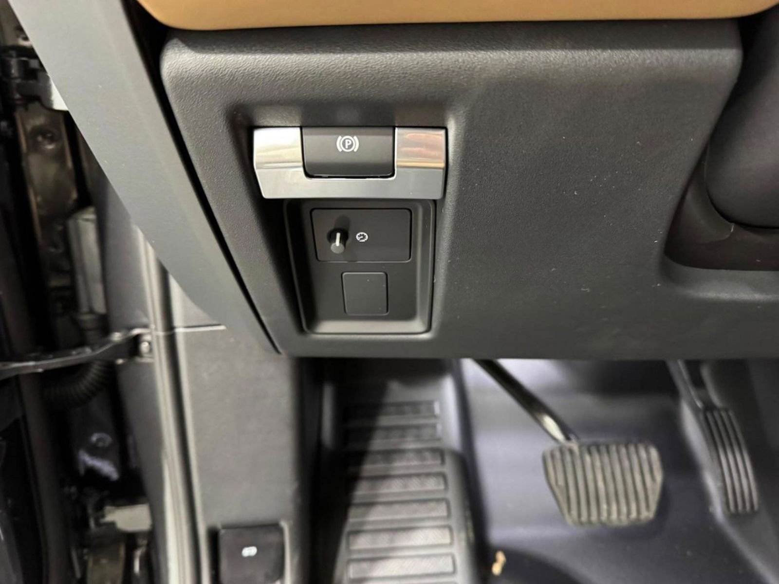 New 2026 Land Rover Defender 130 X-Dynamic SE image 28