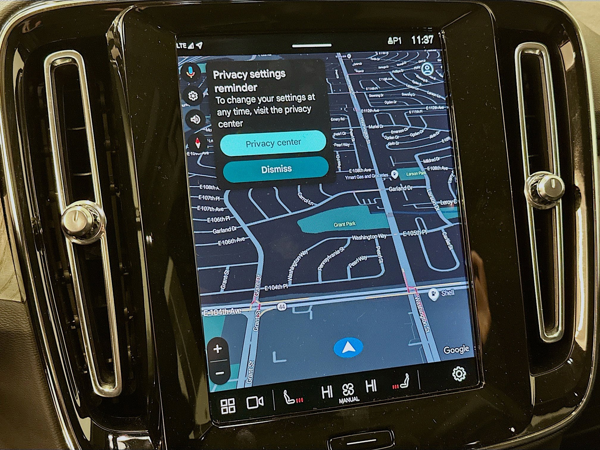 Used 2025 Volvo XC40 B5 Plus image 22