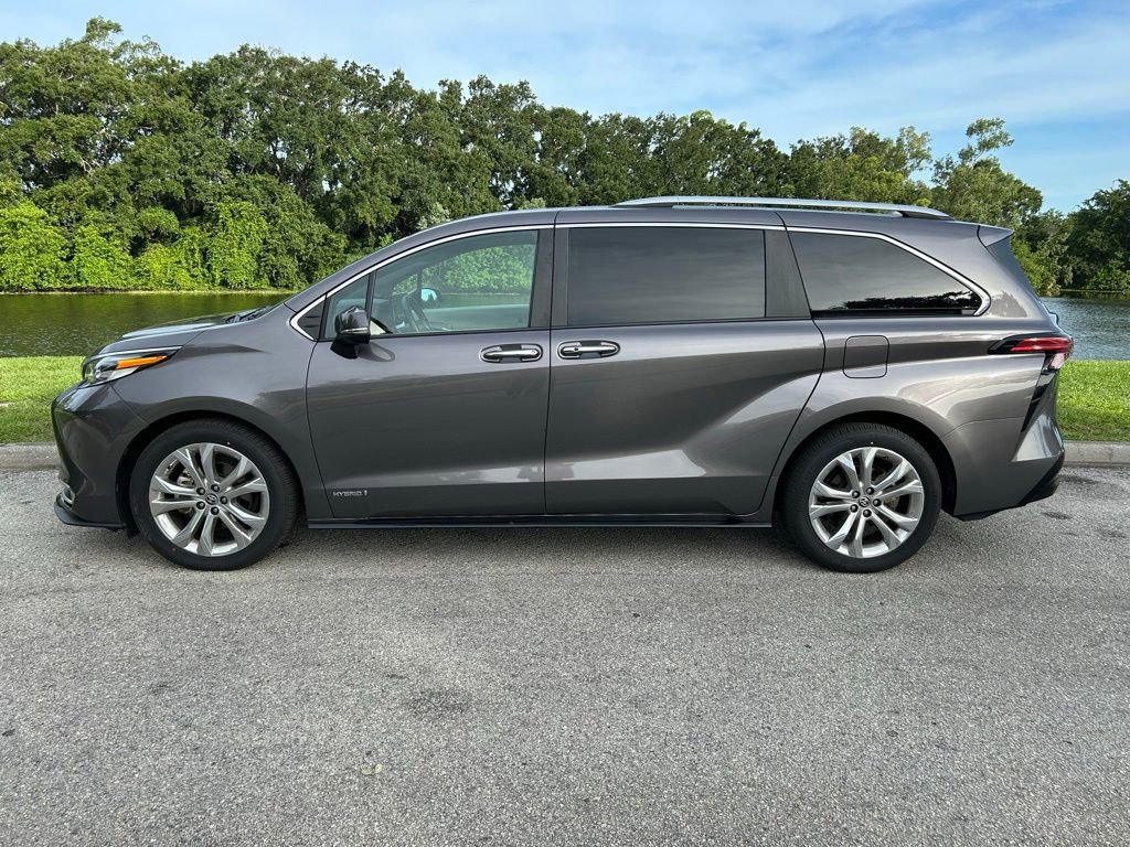 Certified 2021 Toyota Sienna Platinum FWD image 3