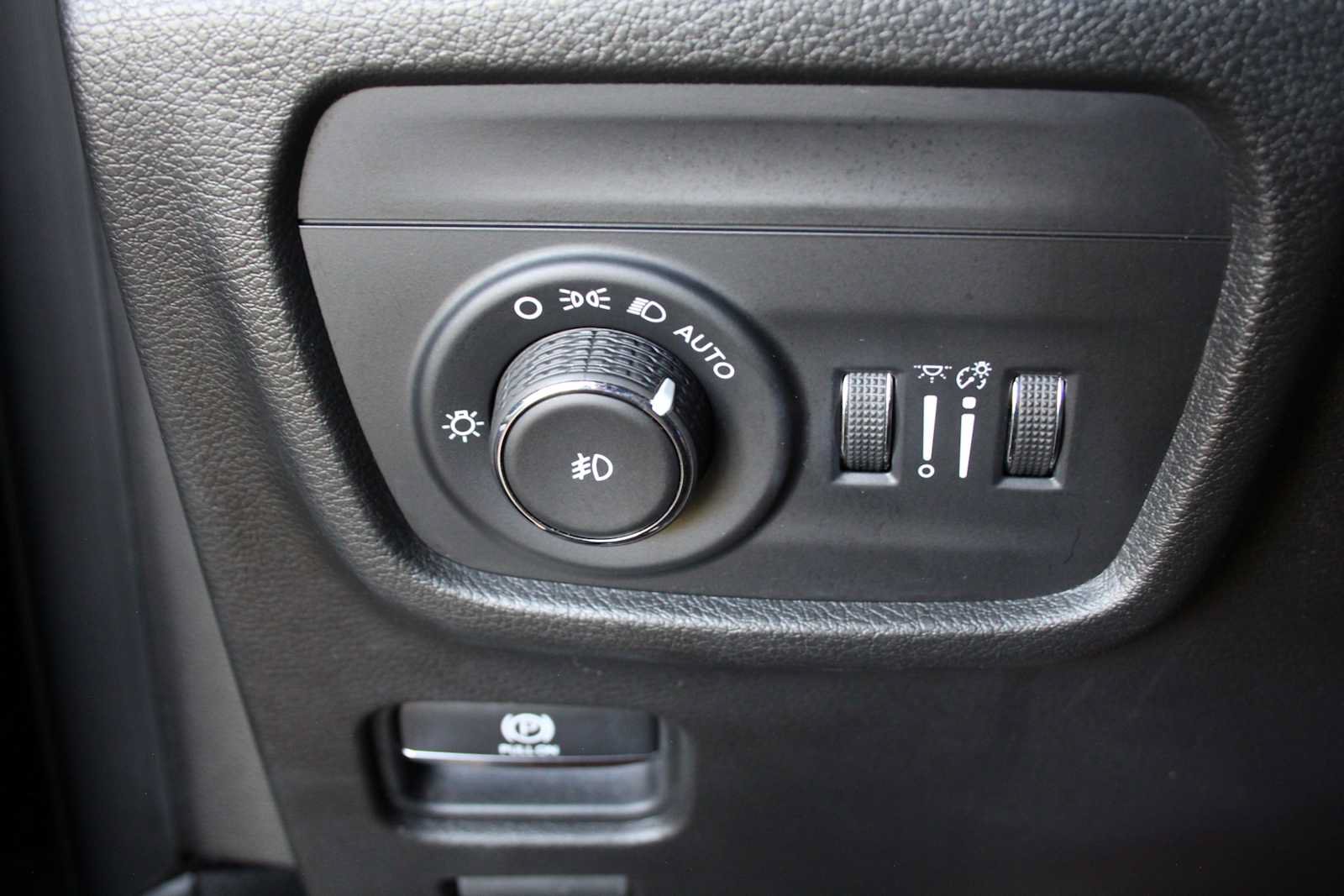 Used 2021 Jeep Grand Cherokee L Overland w/ Luxury Tech Group IV AWD/4WD image 36