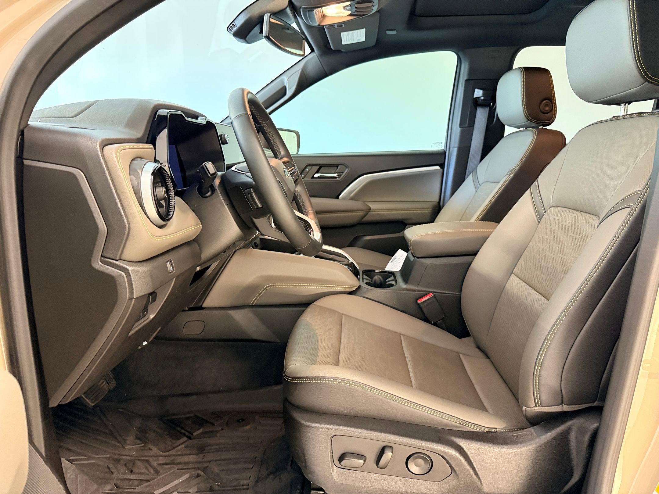 Used 2023 Chevrolet Colorado ZR2 w/ ZR2 Convenience Package III image 5