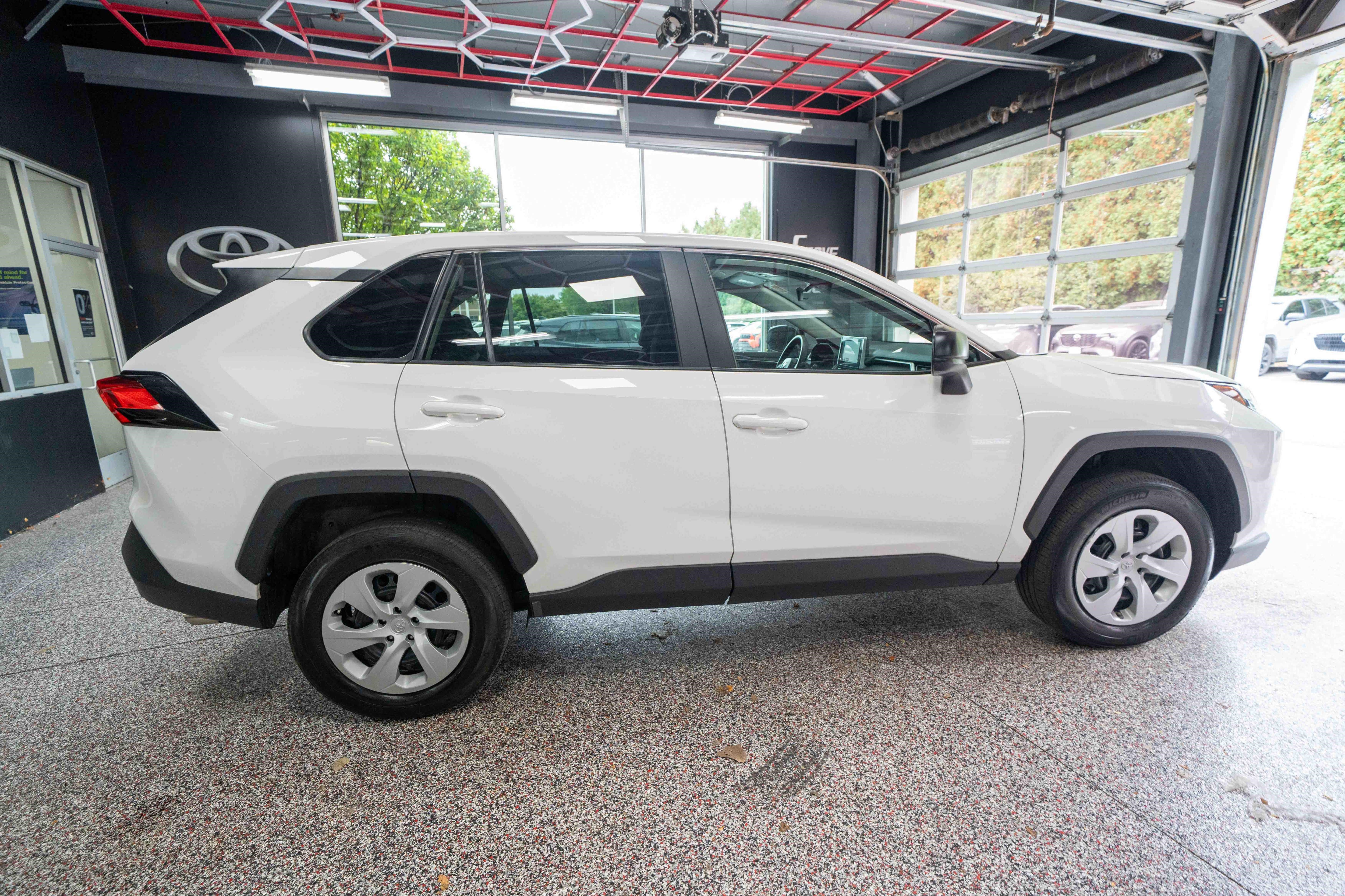 Used 2025 Toyota RAV4 LE AWD/4WD image 4