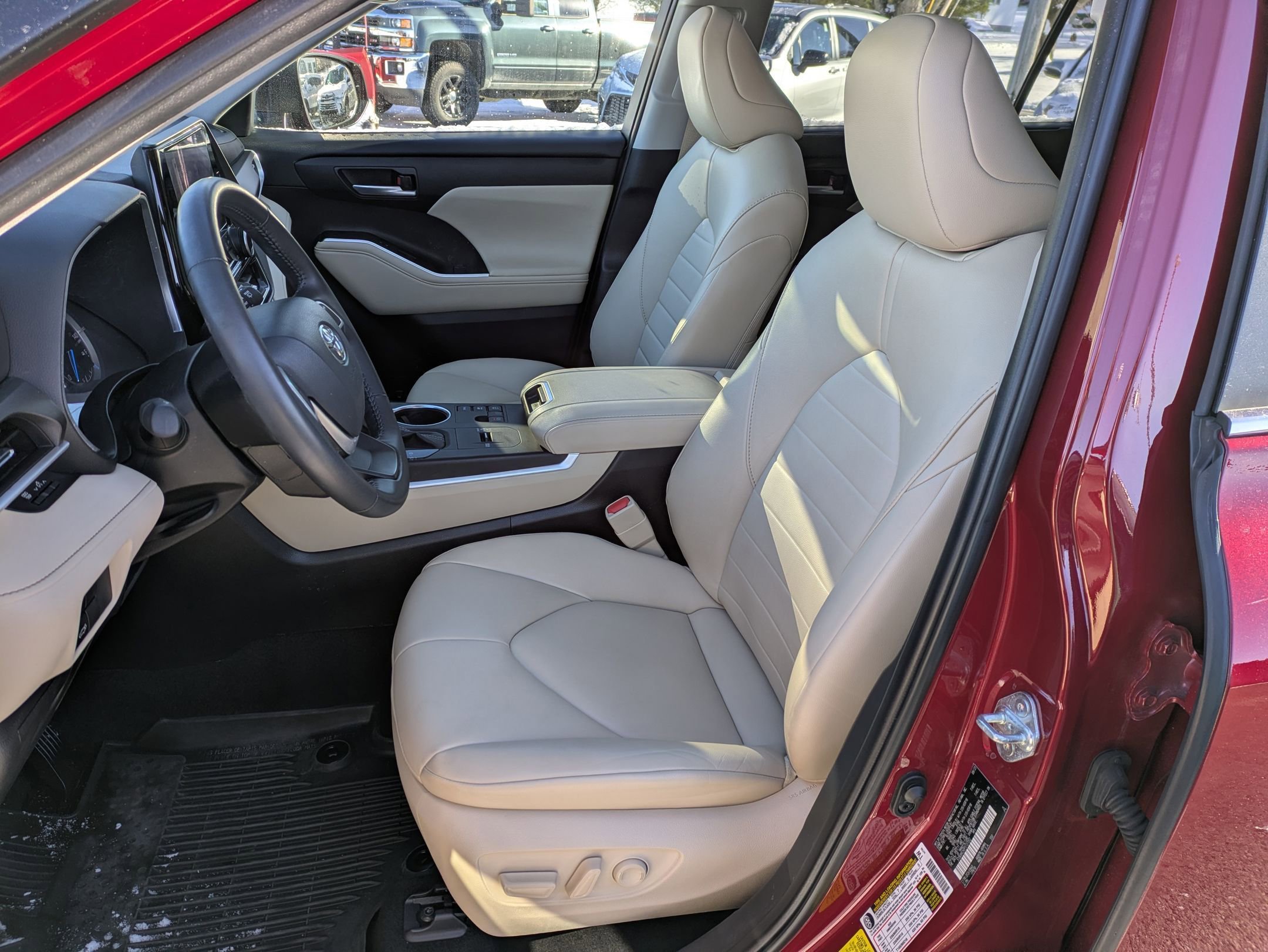 Used 2023 Toyota Highlander XLE image 7