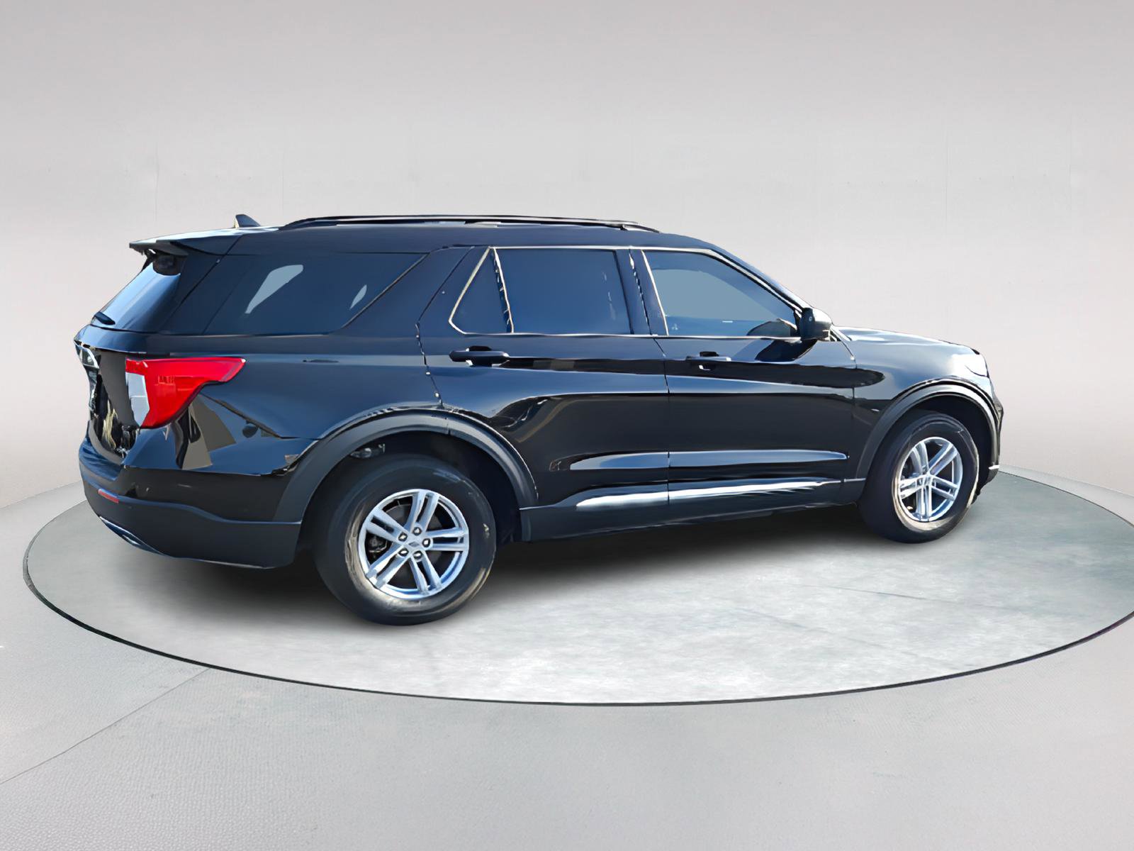 Used 2023 Ford Explorer XLT w/ Equipment Group 202A image 8