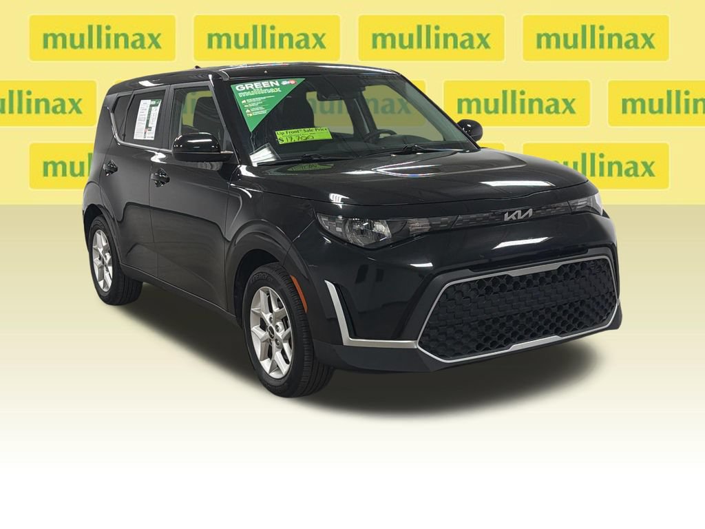 Used 2025 Kia Soul LX w/ LX Technology Package FWD image 3