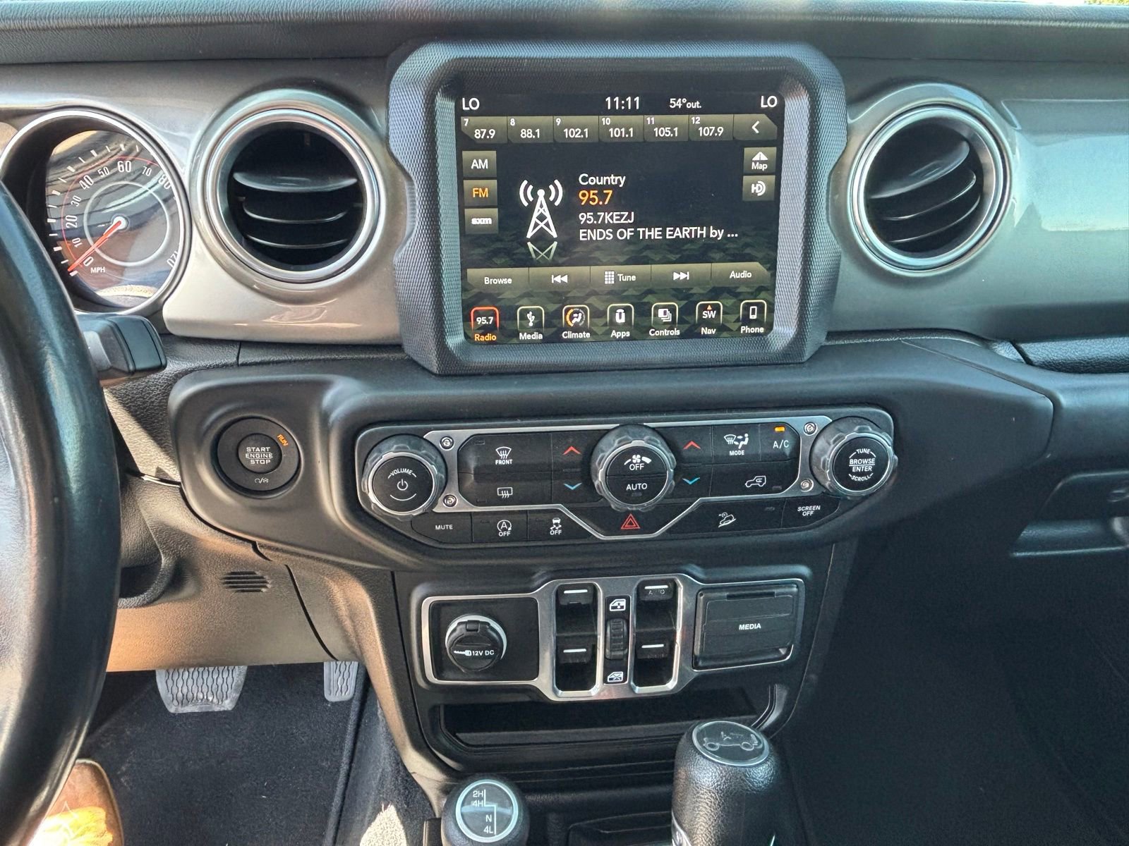 Used 2018 Jeep Wrangler Unlimited Sahara w/ Uconnect 4C Nav & Sound Group AWD/4WD image 16