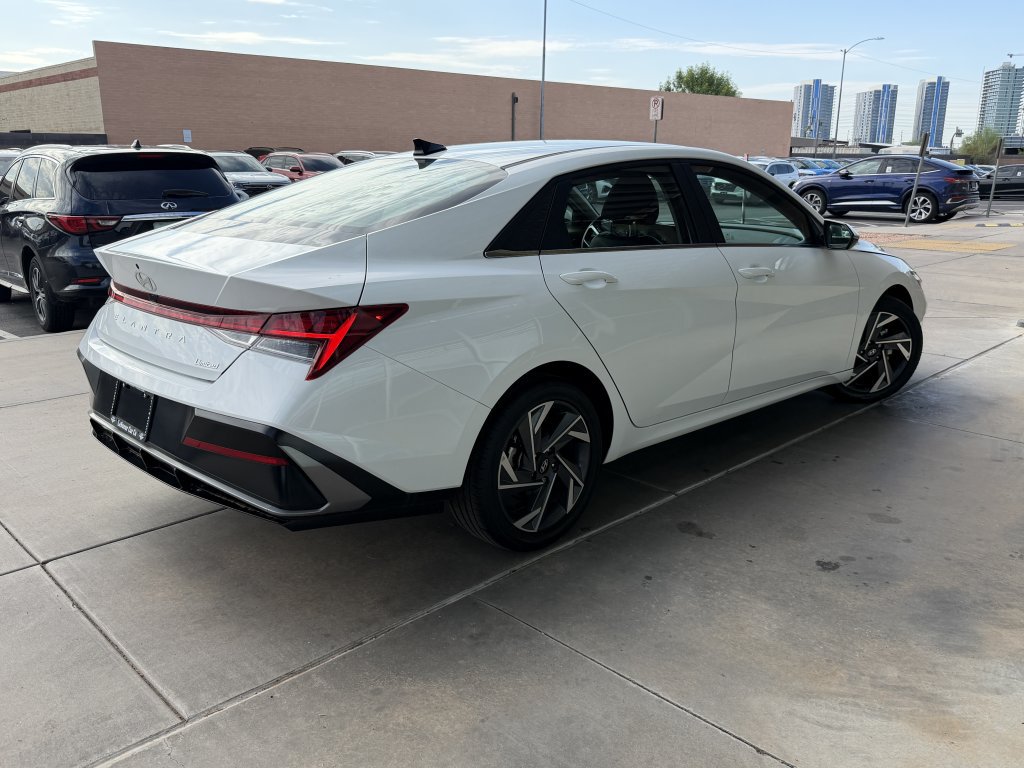 Used 2025 Hyundai Elantra Limited FWD image 4