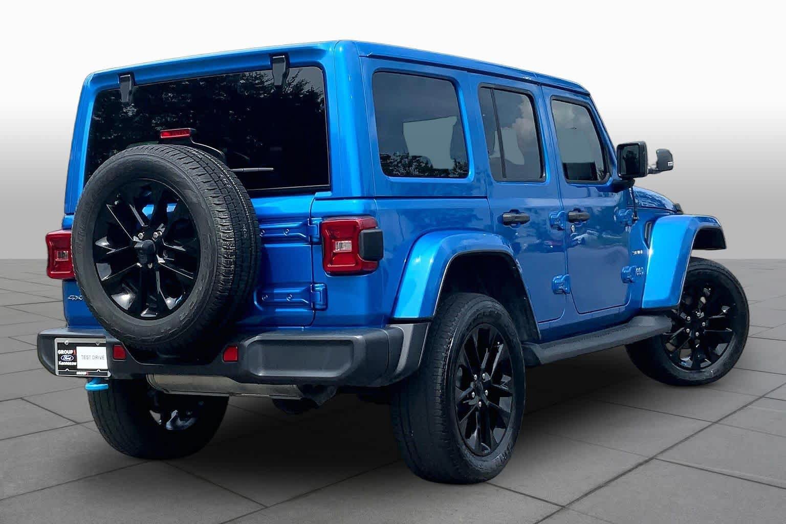 Used 2022 Jeep Wrangler Unlimited Sahara w/ Cold Weather Group AWD/4WD image 13
