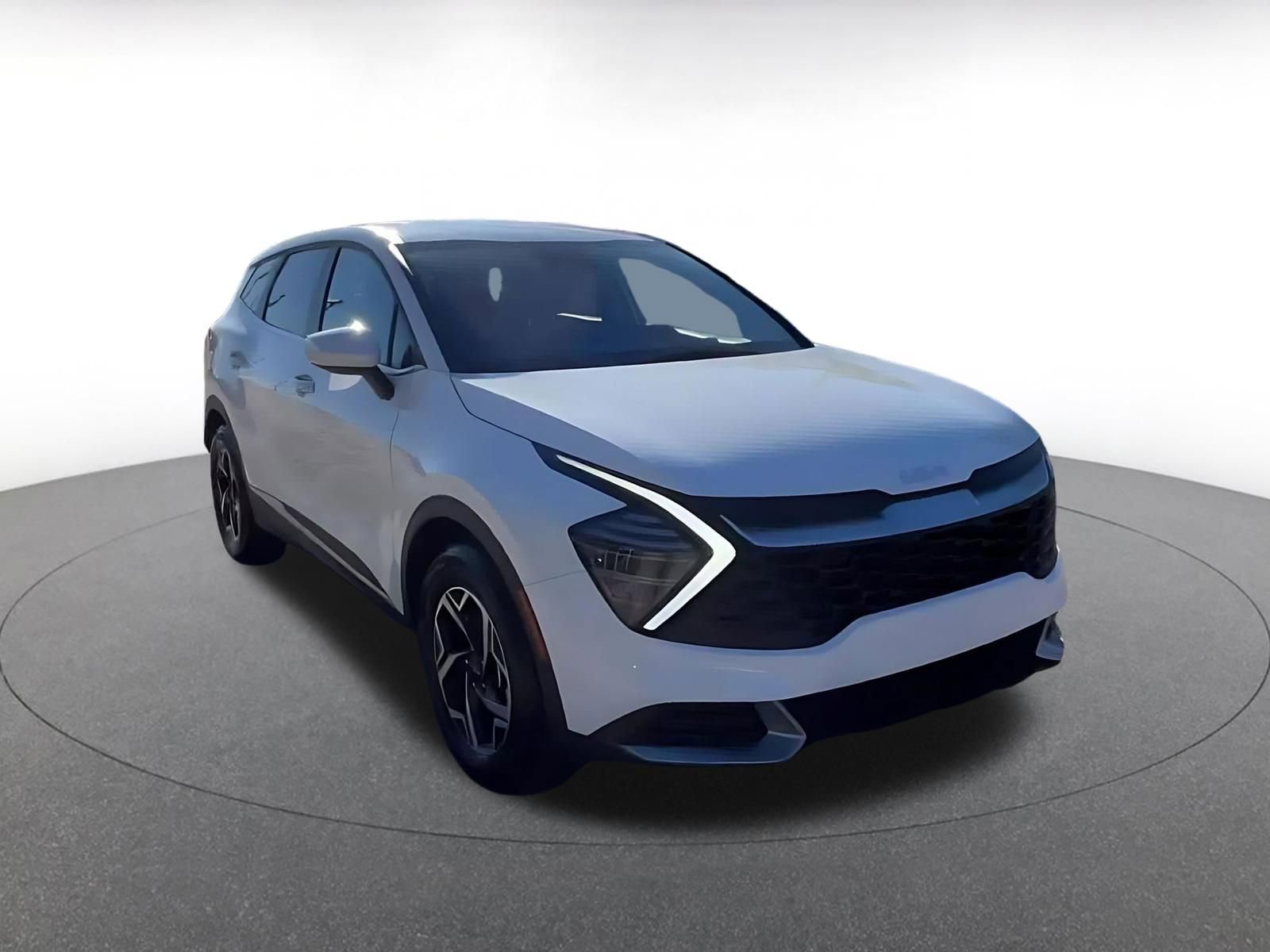 Used 2025 Kia Sportage LX image 3