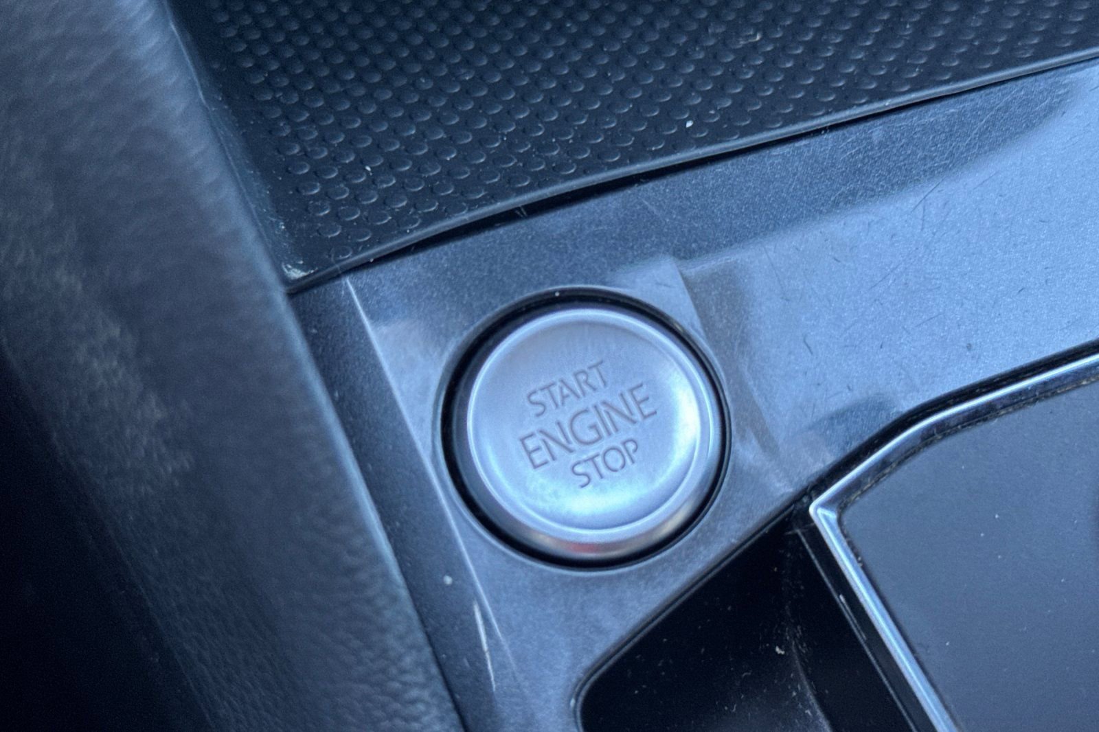 Used 2018 Volkswagen Tiguan SEL Premium w/ 3rd Row Seat Package image 24