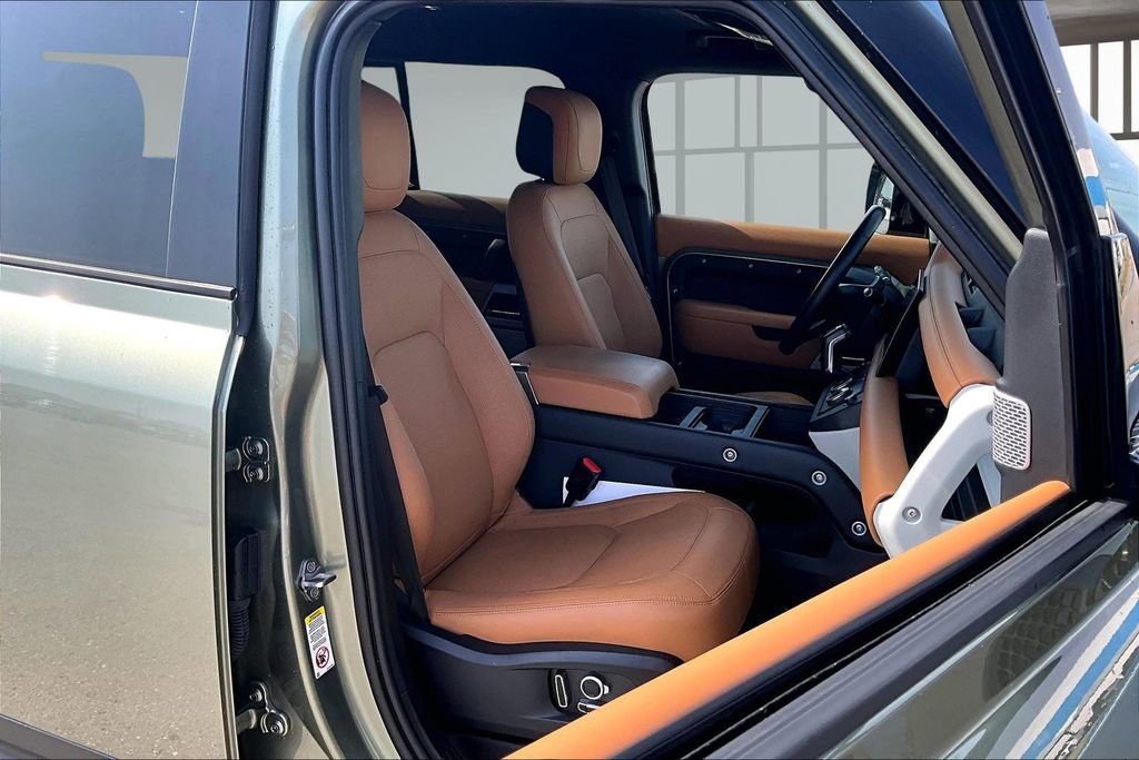 Used 2023 Land Rover Defender 130 SE image 7