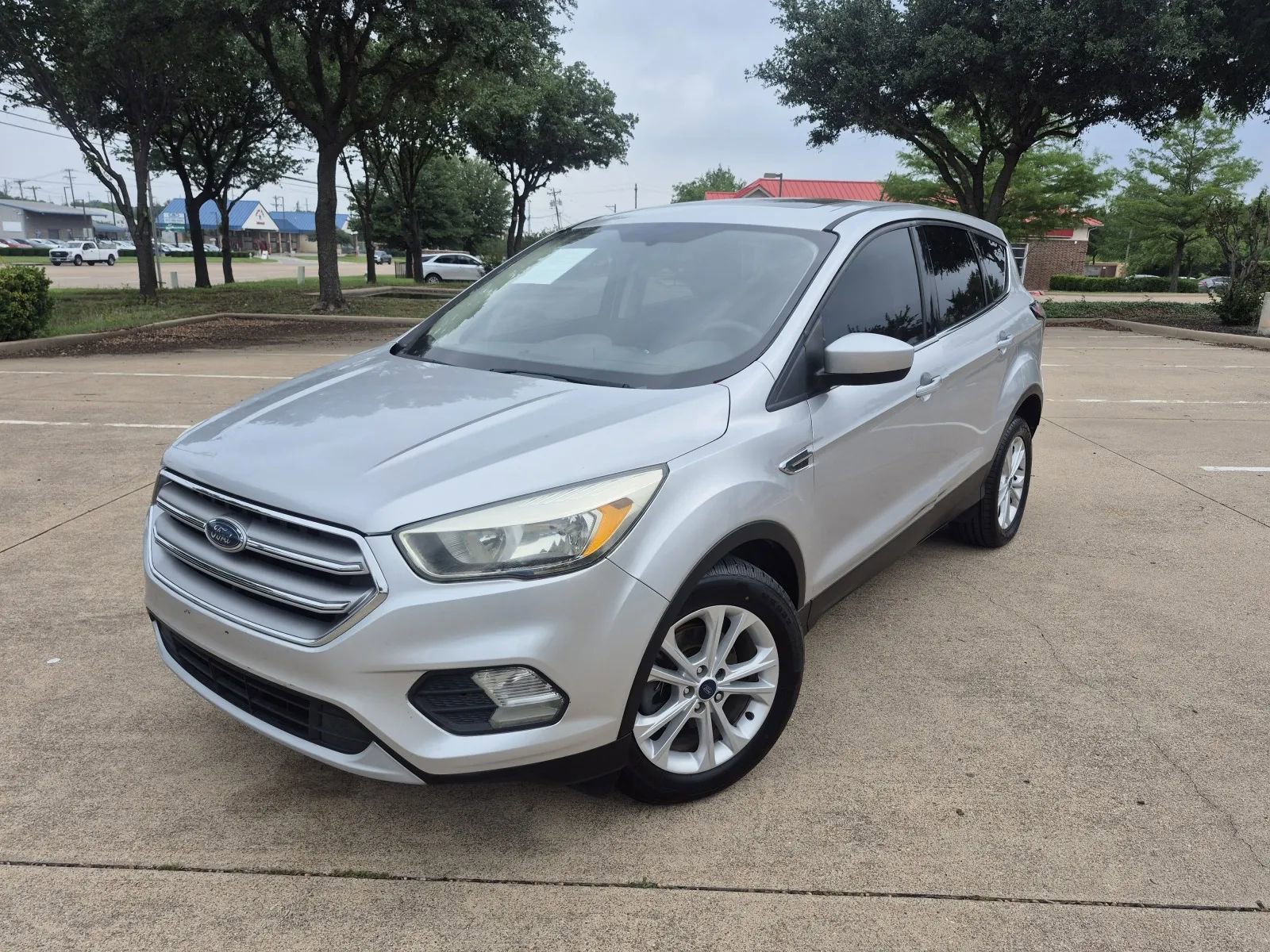 Used 2017 Ford Escape SE w/ SE Cold Weather Package FWD image 1