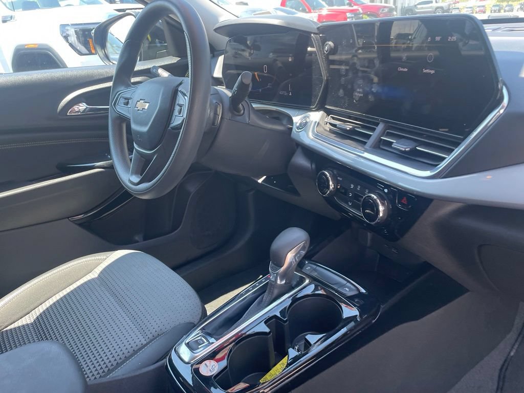 Used 2025 Chevrolet Trax LT FWD image 30