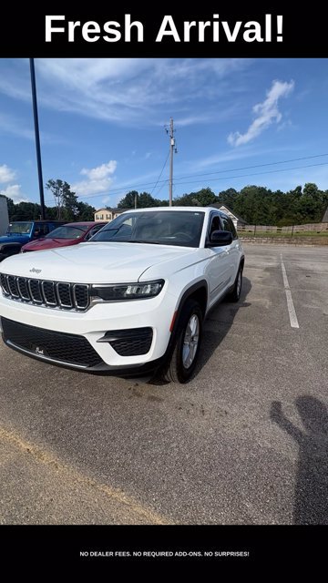 Used 2024 Jeep Grand Cherokee Laredo X w/ Luxury Tech Group I RWD image 3