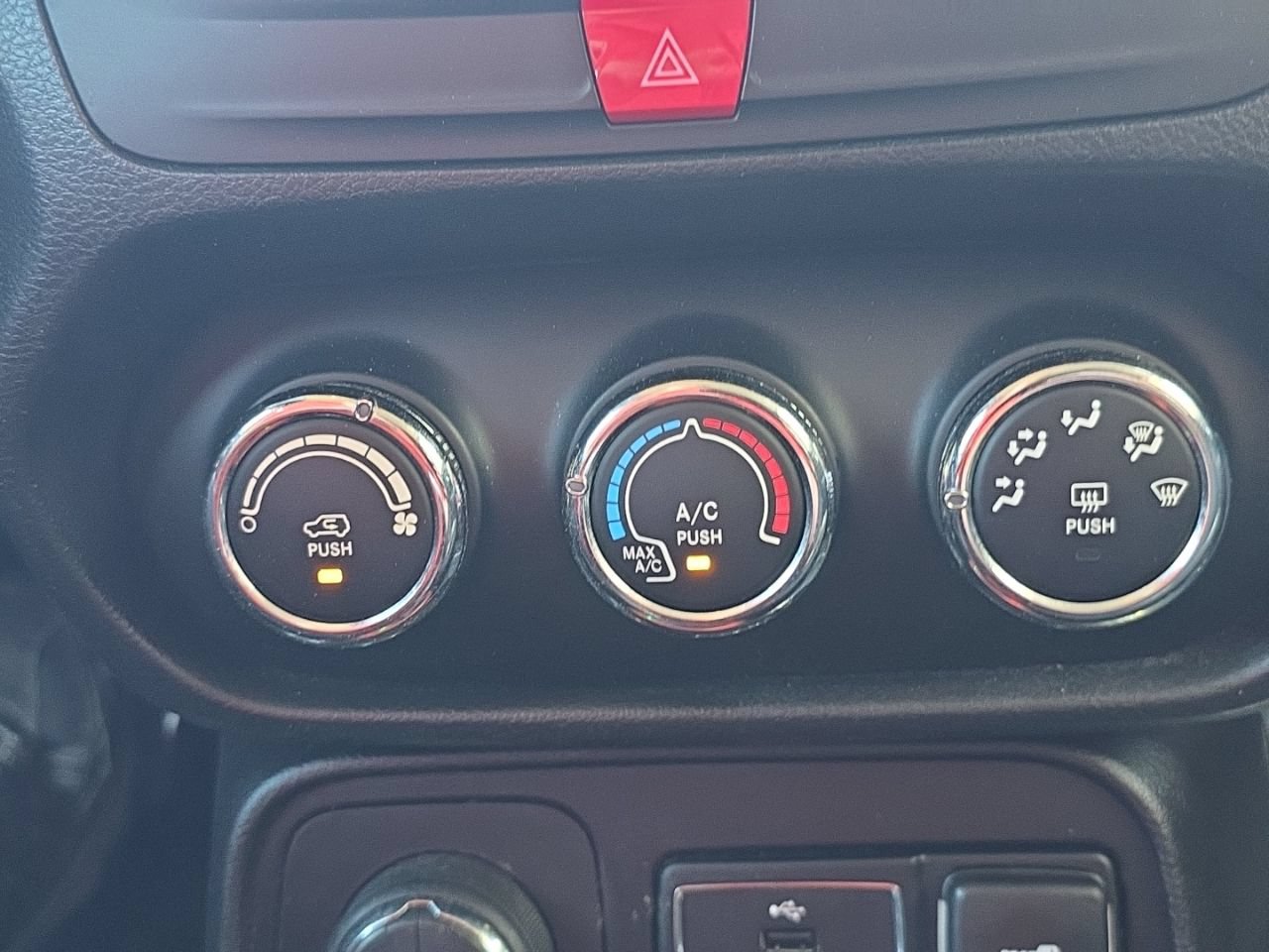 Used 2016 Jeep Renegade Trailhawk AWD/4WD image 29