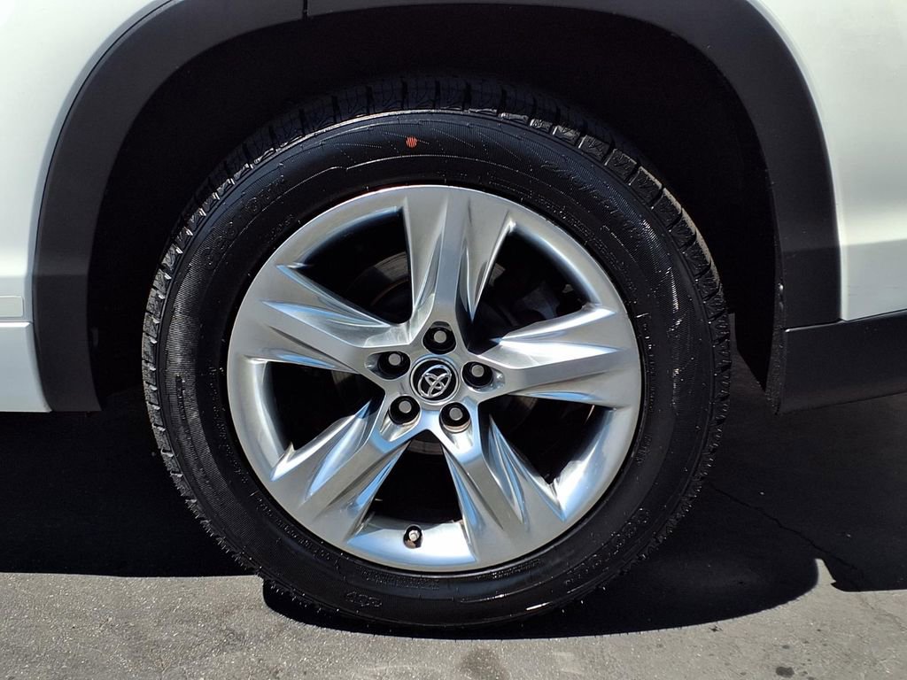 Used 2016 Toyota Highlander Limited w/ Driver Technology Package FWD image 4
