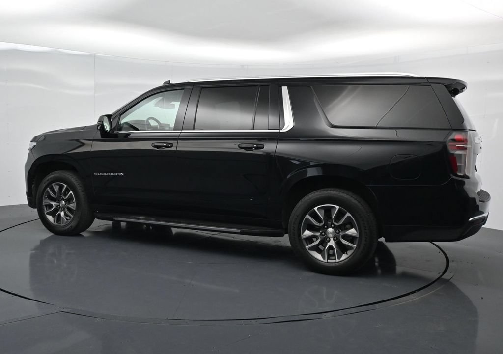 Used 2024 Chevrolet Suburban LT w/ LT Signature Plus Package RWD image 4