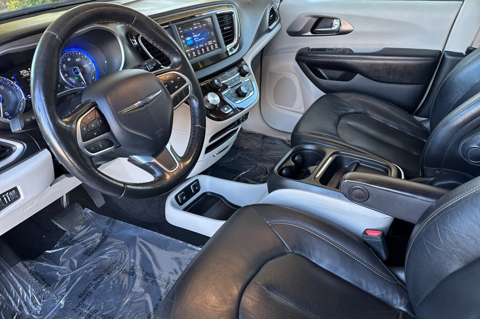 Used 2020 Chrysler Pacifica Touring-L w/ Tire & Wheel Group image 9