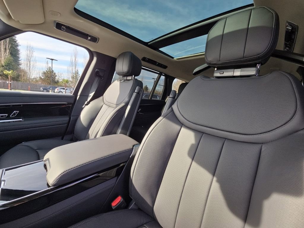 New 2026 Land Rover Range Rover Long Wheelbase SE AWD/4WD image 14