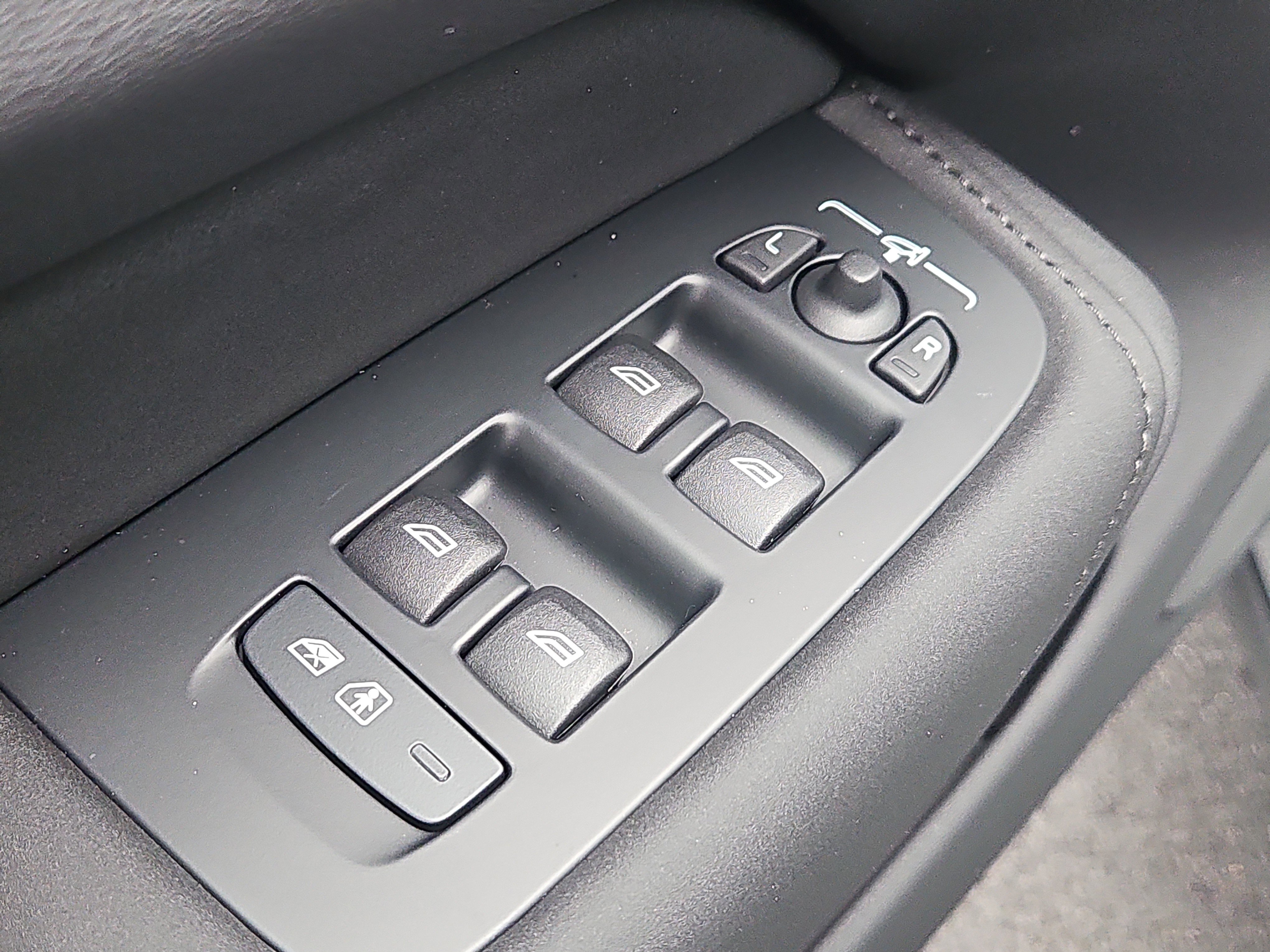 New 2026 Volvo XC60 B5 Ultra w/ Protection Package Premier image 17