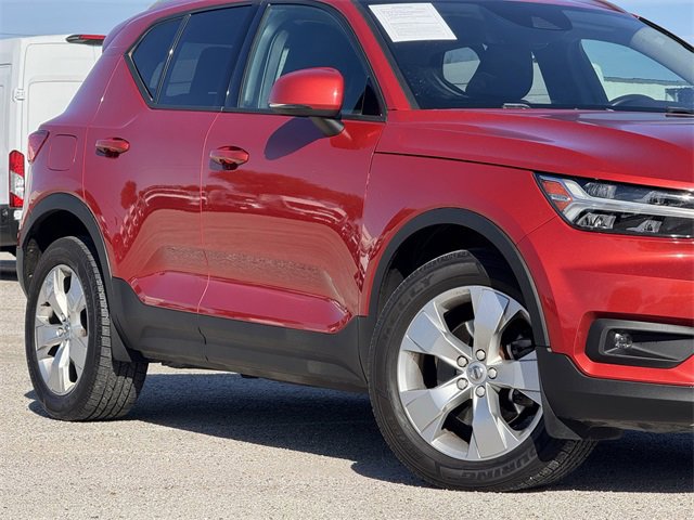 Used 2021 Volvo XC40 T4 Momentum image 3