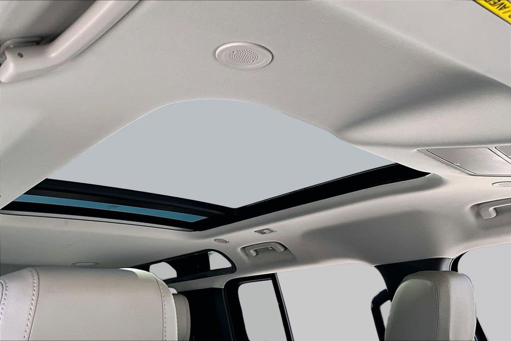 Used 2022 Land Rover Defender 110 SE image 25