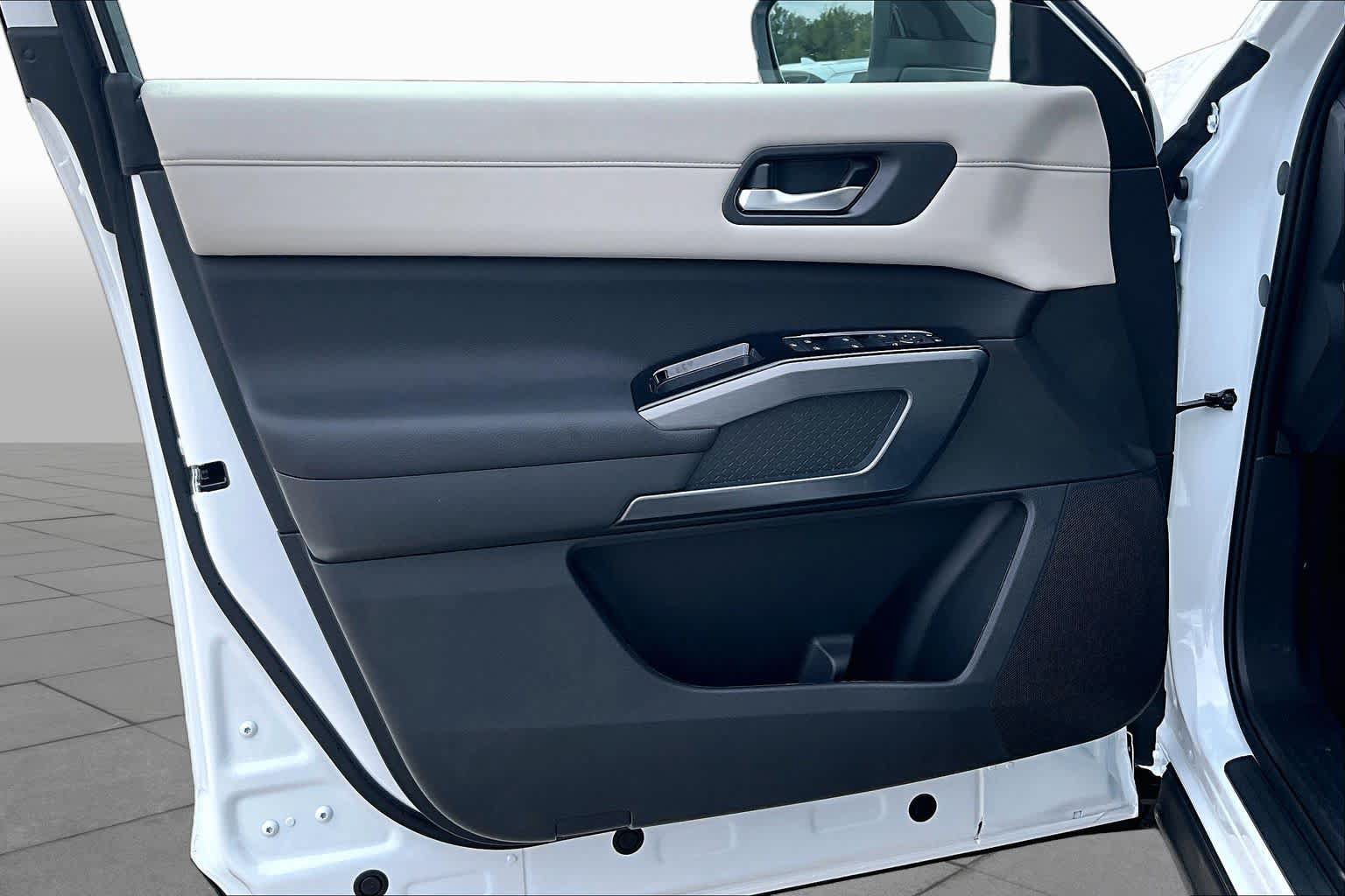 New 2026 Nissan Pathfinder SL FWD image 10
