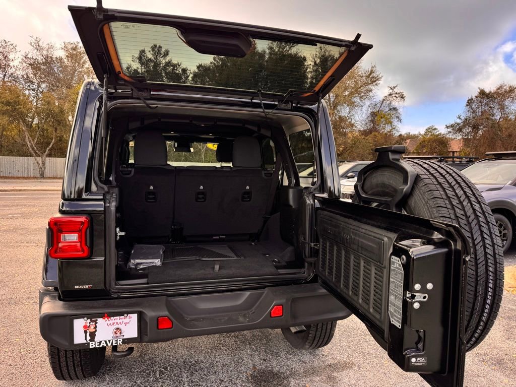 Used 2025 Jeep Wrangler Sahara image 15