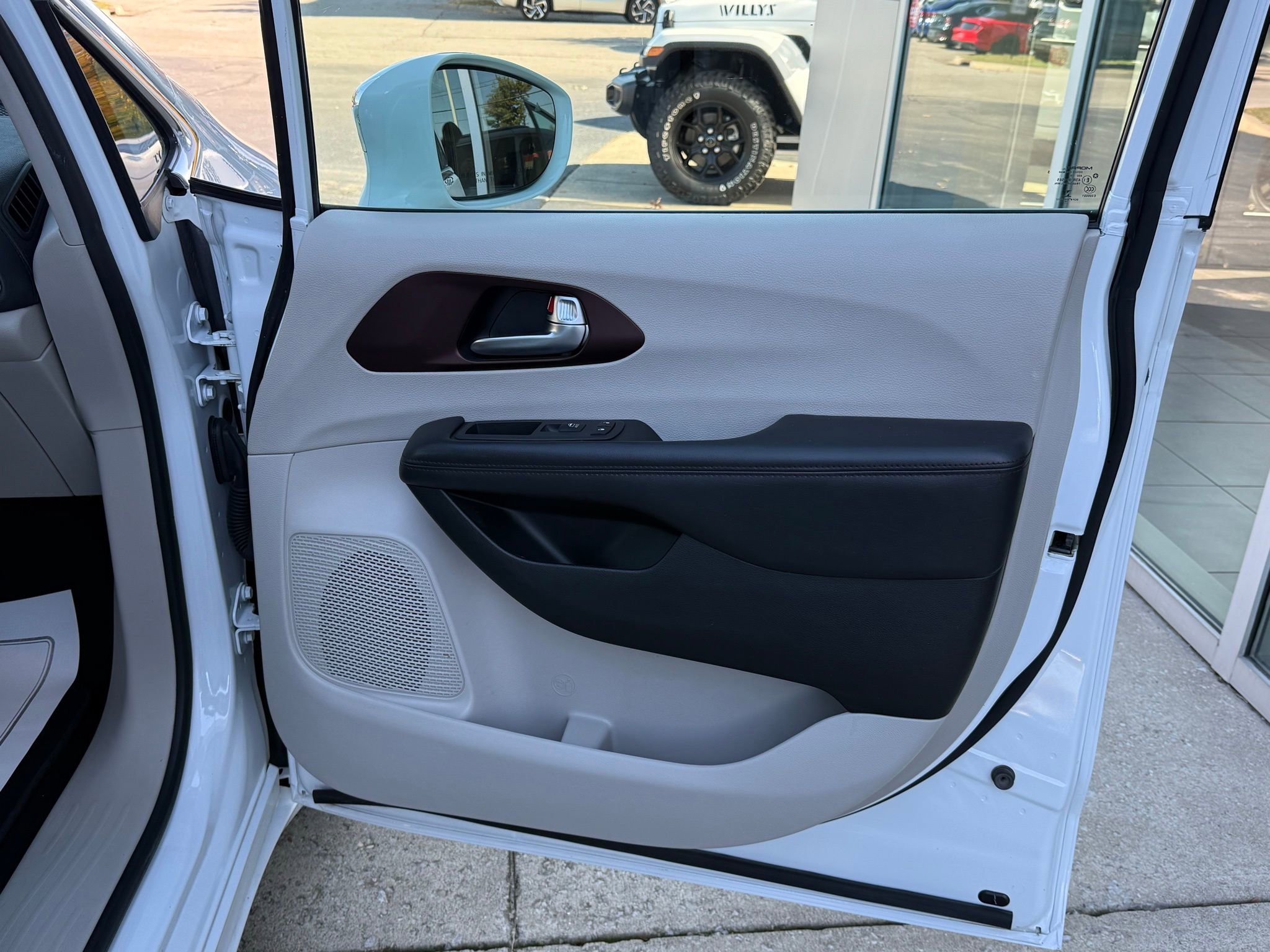 Used 2020 Chrysler Pacifica Limited image 11