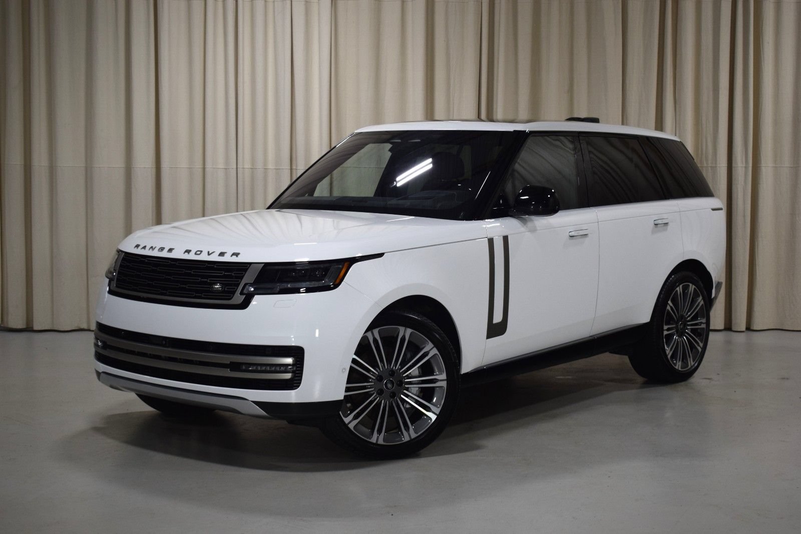 Used 2023 Land Rover Range Rover SE AWD/4WD image 1