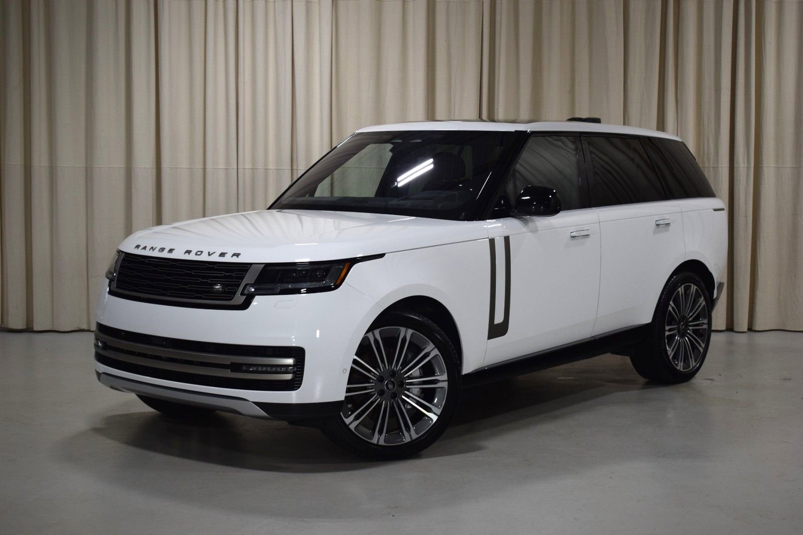 Used 2023 Land Rover Range Rover SE AWD/4WD image 1