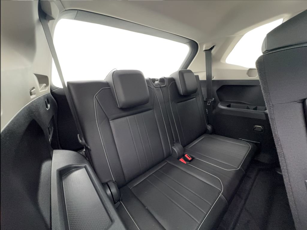 Used 2022 Volkswagen Tiguan SE w/ Panoramic Sunroof Package FWD image 32